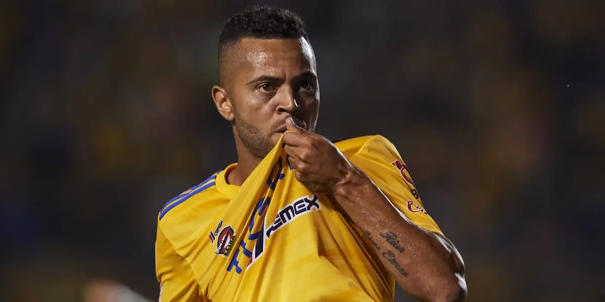 Carioca en partido besando escudo. Foto: TNT Sports