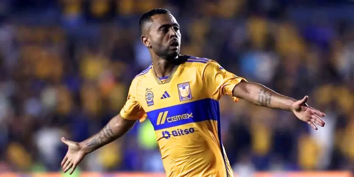 Carioca en partido con Tigres. Foto; El Norte