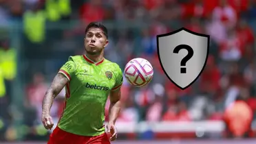 Carlos Salcedo jugando y escudo sin equipo/ Foto PorEsto!