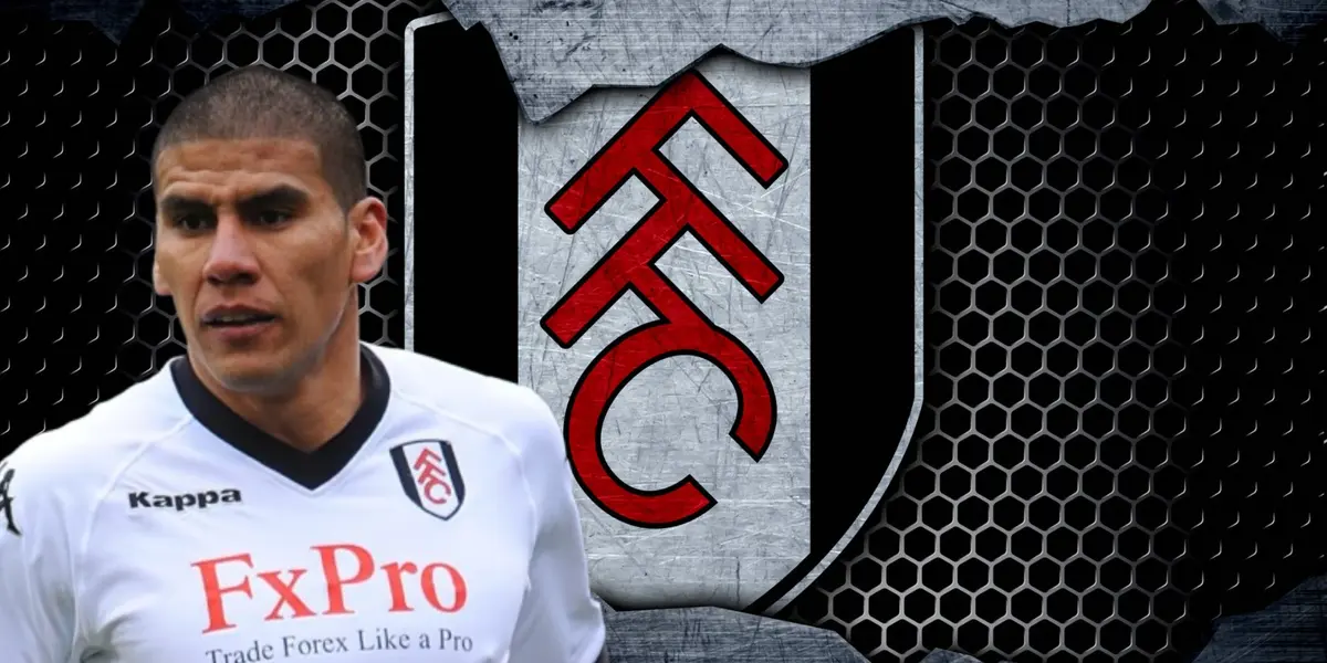 Carlos Salcido junto al escudo del Fulham / FOTO TELEMUNDO