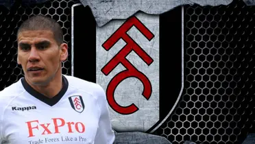Carlos Salcido junto al escudo del Fulham / FOTO TELEMUNDO