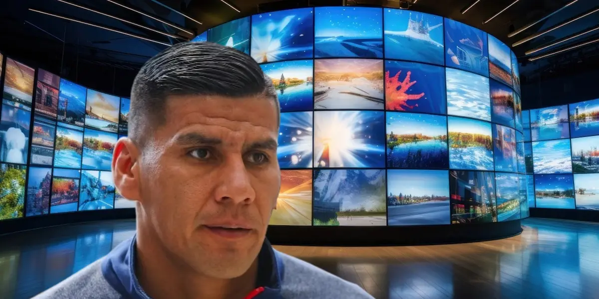 Carlos Salcido y pantallas de fondo/ Foto SERVOF.