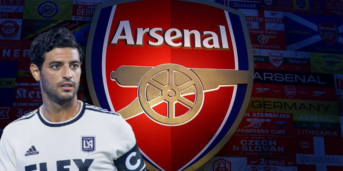 Carlos Vela junto al escudo del Arsenal / FOTO TRANSFERMARKT