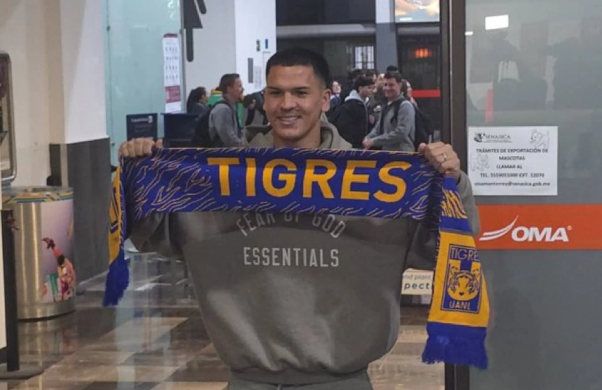 César Araujo llegó al conjunto felino para presentar los correspondientes exámenes médicos.