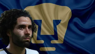 César Huerta junto al escudo de Pumas / FOTO GETTY IMAGES