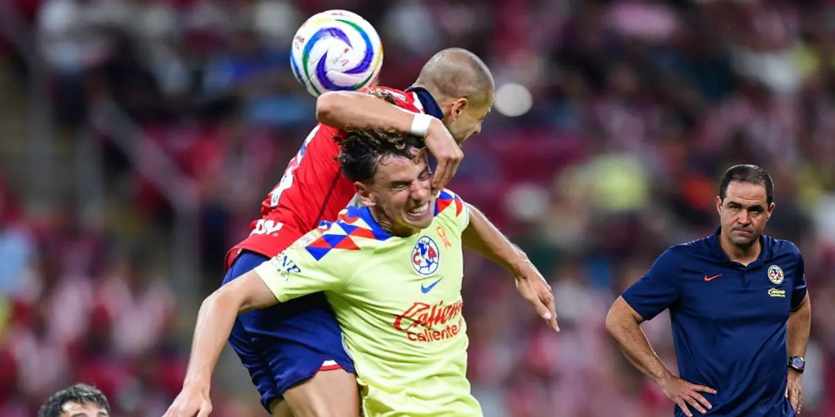 Chicharito y Lichnovsky peleando balón por aire. Foto: Récord
