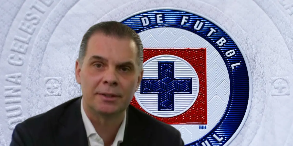 Christian Martinoli y escudo de la máquina cementera/ Foto Cruz Azul.