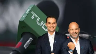Christian Martinoli y Luis García, micrófono de TUDN en el fondo/Foto Juan Fútbol.