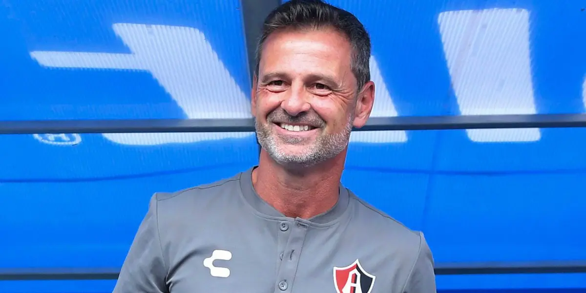 Cocca con playera de Atlas. Foto: FOX Sports