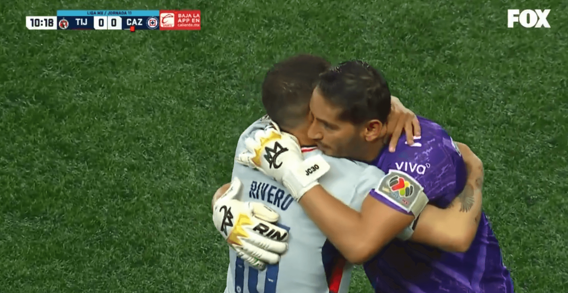 Corona y Rivero en abrazo. Captura de Somos FOX