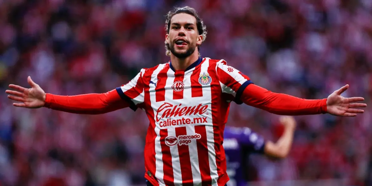 Cowell en partido con Chivas. Foto: Diario AS