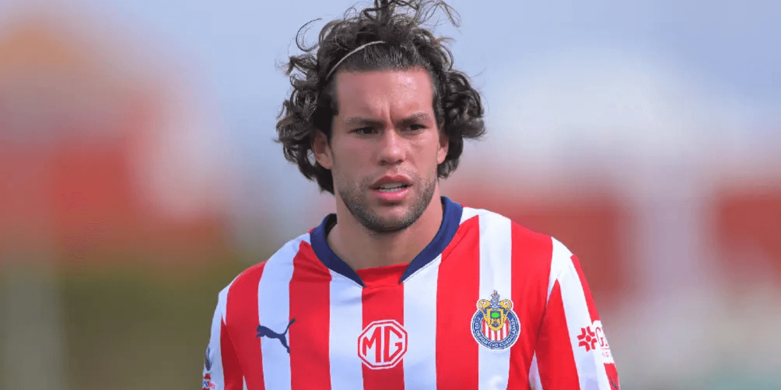 Cowell en partido. Foto: Chivas