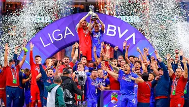 Cruz Azul levantando el título. Foto: Aristegui Noticia