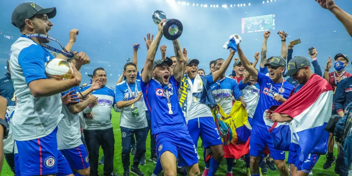 Cruz Azul leventando su novena Liga MX / FOTO SPORTING NEWS