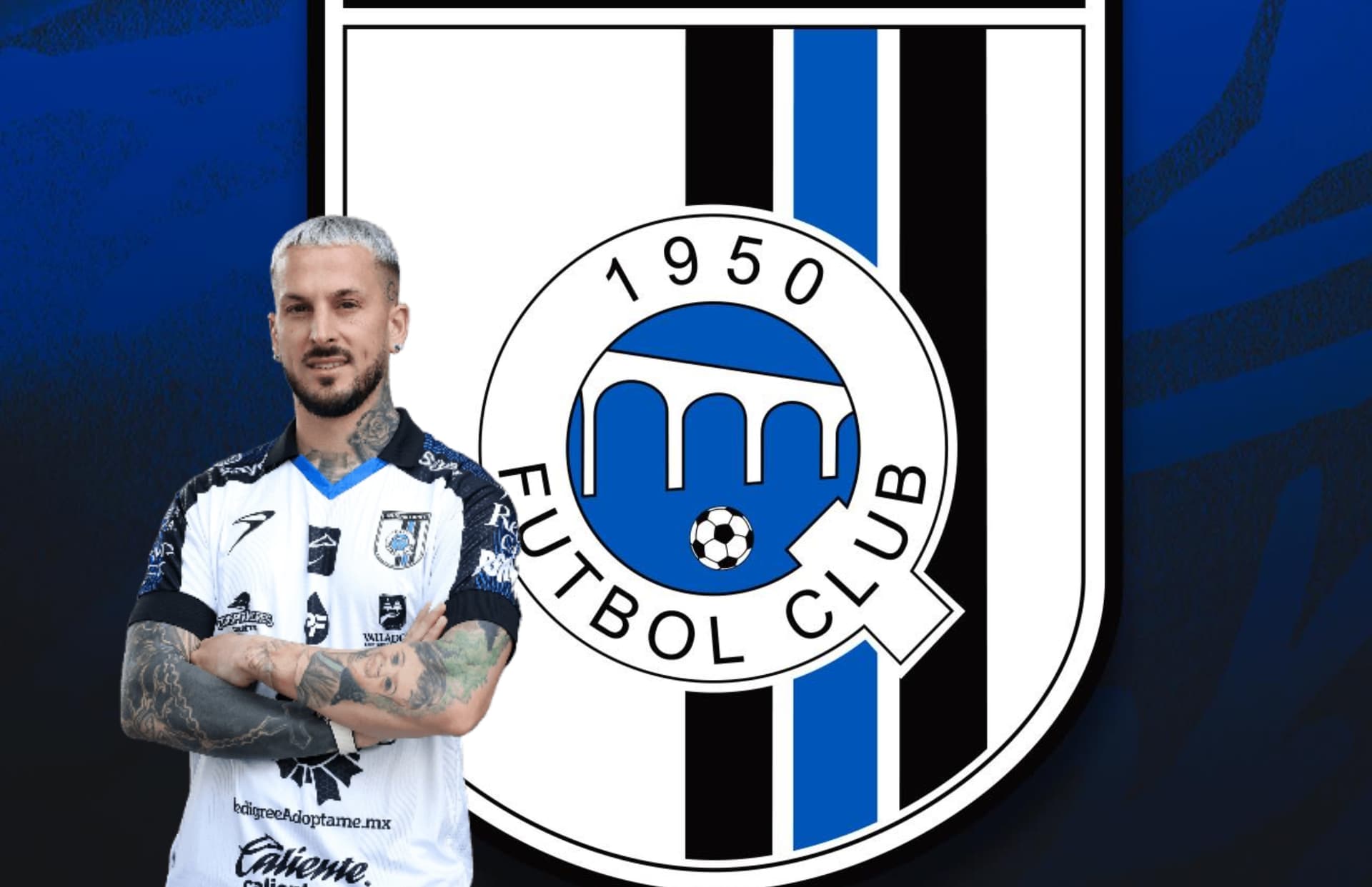 Darío Benedetto de brazos cruzados y escudo de Gallos/Foto Querétaro.