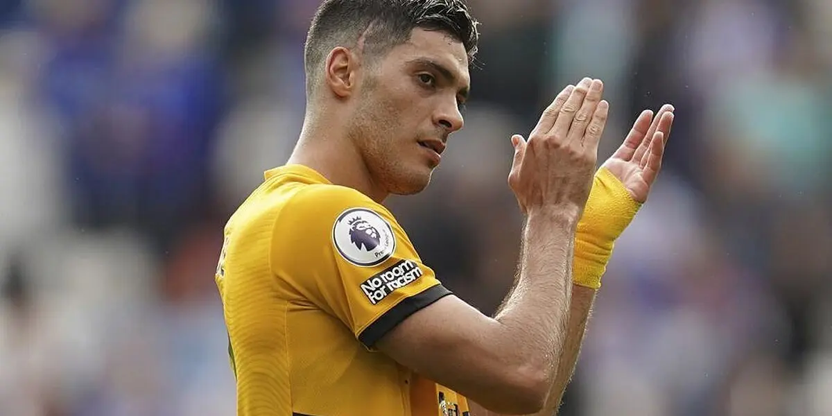 De acuerdo con el periodista inglés Pete O'Rourke Raúl Alonso Jiménez ya no entraría en planes de los Wolves y en el verano iría a Italia.