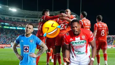 Diber Cambindo y jugadores de Necaxa celebrando/ Foto Mexsport.