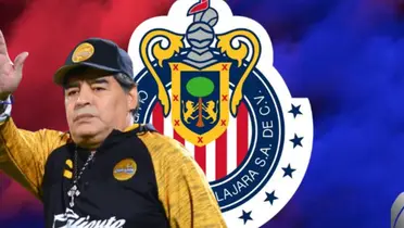 Diego Armando Maradona junto al escudo de Chivas / FOTO TV AZTECA