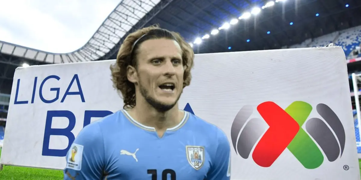 Diego Forlán y de fondo cartel de la Liga MX/Foto Fútbol Total.