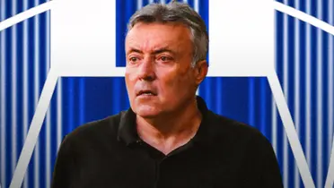 Domènec Torrent junto al escudo de Rayados / FOTO CLARO SPORTS