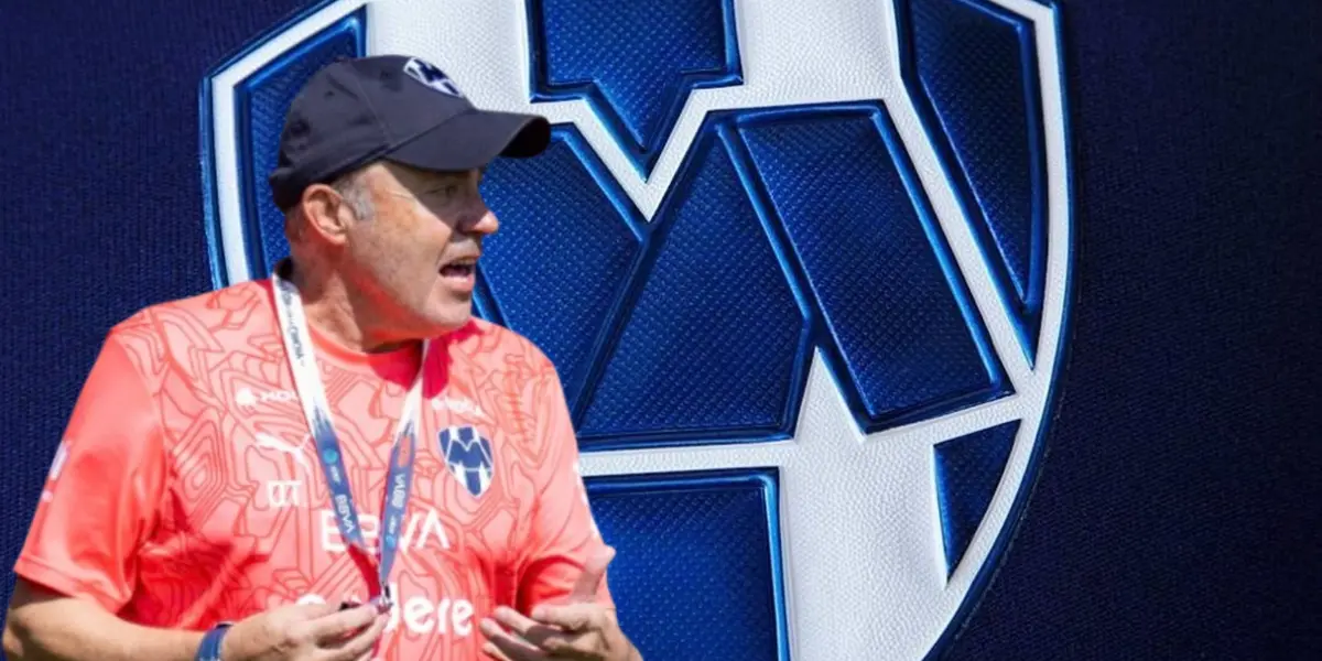 Domènec Torrent junto al escudo de Rayados / FOTO RAYADOS