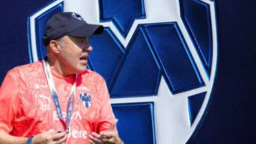 Domènec Torrent junto al escudo de Rayados / FOTO RAYADOS