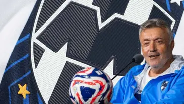 Domènec Torrent junto al escudo de Rayados / FOTO RAYADOS