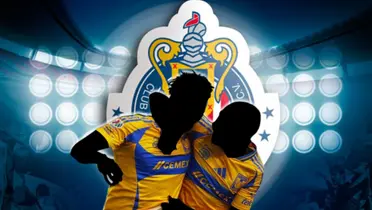 Dupla de Tigres junto al escudo de Chivas / FOTO MSN