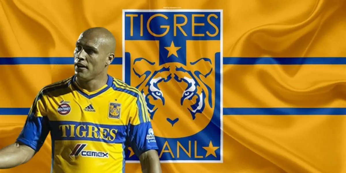 Edno Cunha junto al escudo de Tigres / FOTO MEDIOTIEMPO