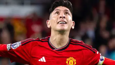 Edson Álvarez con el jersey del Manchester United / FOTO X