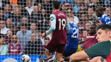 Edson Álvarez viendo el gol del Chelsea. Foto: Marca