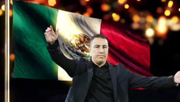 Efraín Juárez con manos abiertas y bandera de México/Foto Banco de Imágenes Gratis.com