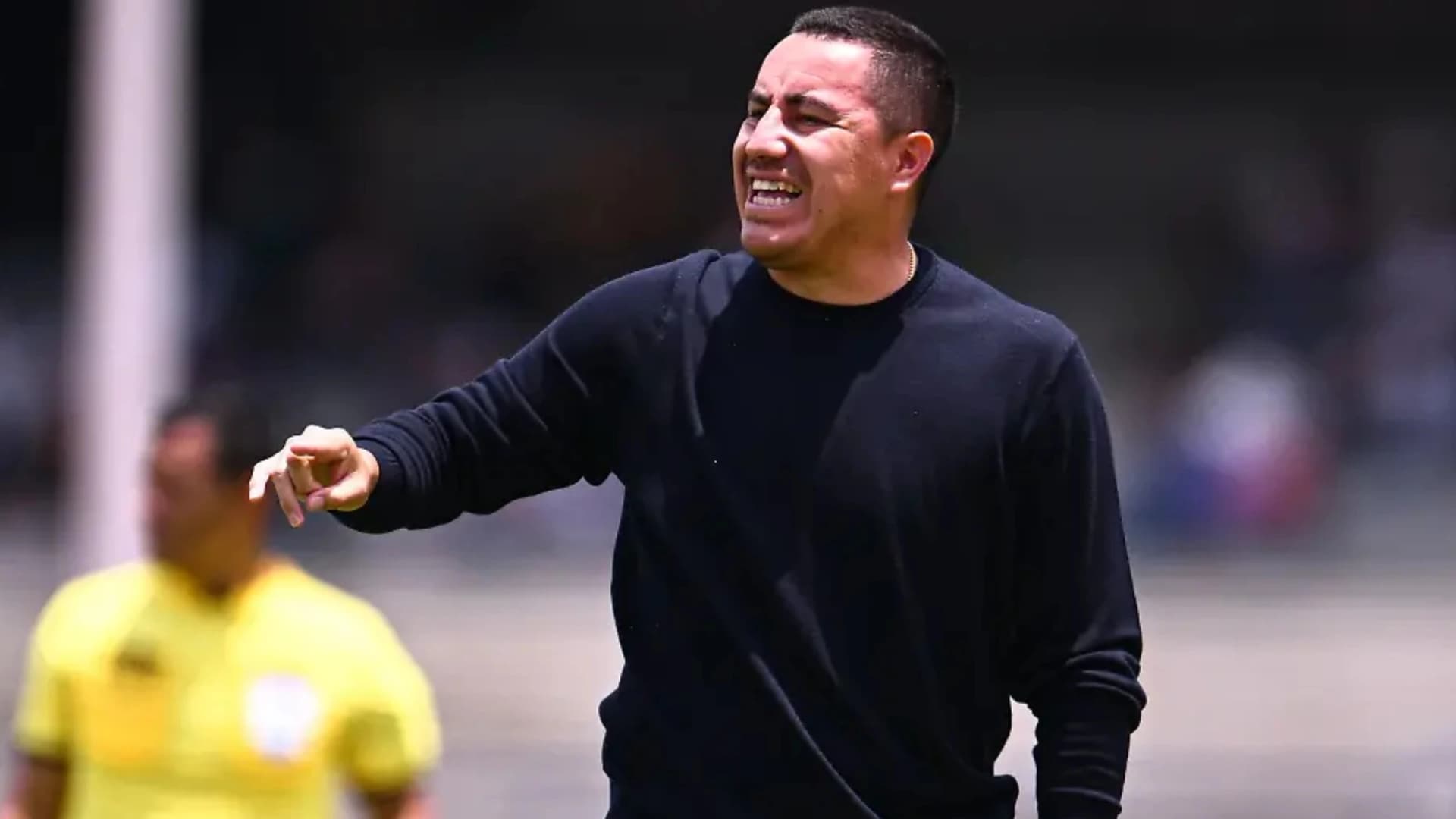 Efraín Juárez dirigiendo a Pumas