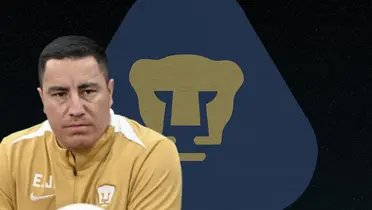 Efraín Juárez junto al escudo de Pumas / FOTO RÉCORD
