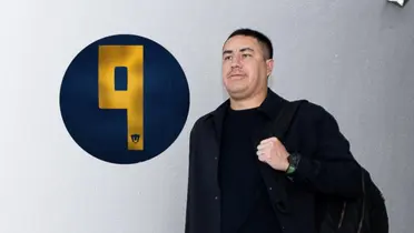 Efraín Juárez sonriendo y número 9 de Pumas/ Foto Goles y Cifras.