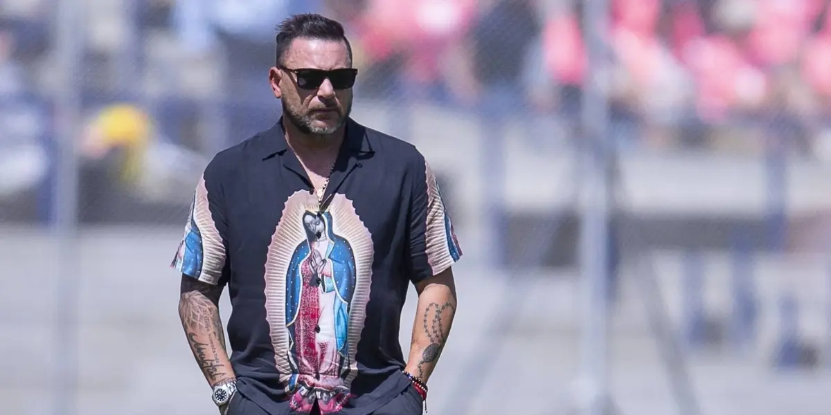 El estratega de los Pumas salió con una playera polémica