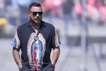 El estratega de los Pumas salió con una playera polémica