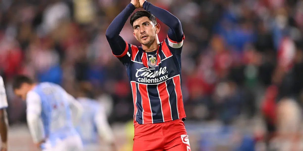 El ex Tuzo Víctor Guzmán marcó un golazo que le da el triunfo parcial a las Chivas sobre el campeón del fútbol mexicano.