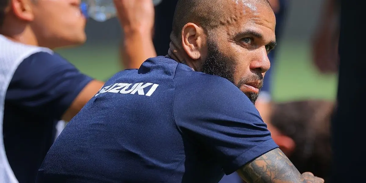 El exjugador de Pumas, Dani Alves, actualmente se encuentra detenido en Barcelona por una acusación de dominio público que podría dejarlo tras las rejas.