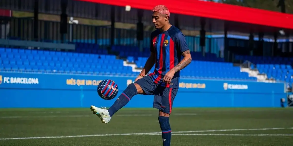 El mexicano Julián Araujo ya porta los colores del Barcelona y fue presentado en el Estadio Camp Nou, y su contrato será hasta el 2026.