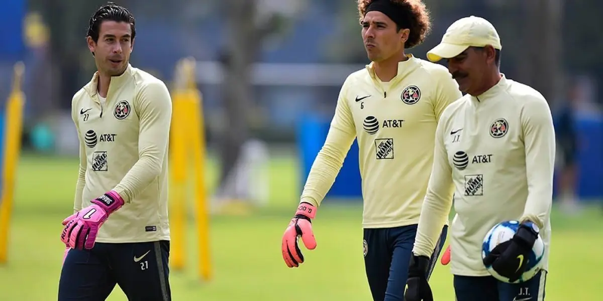 El portero del América ha sido comparado en repetidas ocasiones con Guillermo Ochoa, arquero de la Selección Mexicana y ex jugador de Las Águilas.