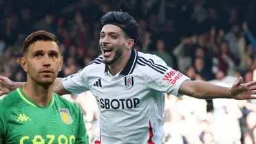 Emiliano Martínez junto a Raúl Jiménez / FOTO X