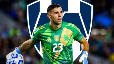 Emiliano Martínez junto al escudo de Rayados / FOTO ONZE MONDIALE