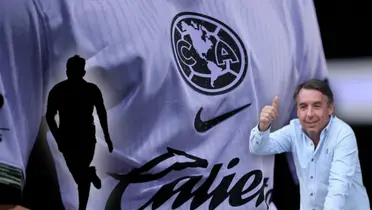 Emilio Azcárraga con el dedo arriba y silueta de futbolista/ Foto América.