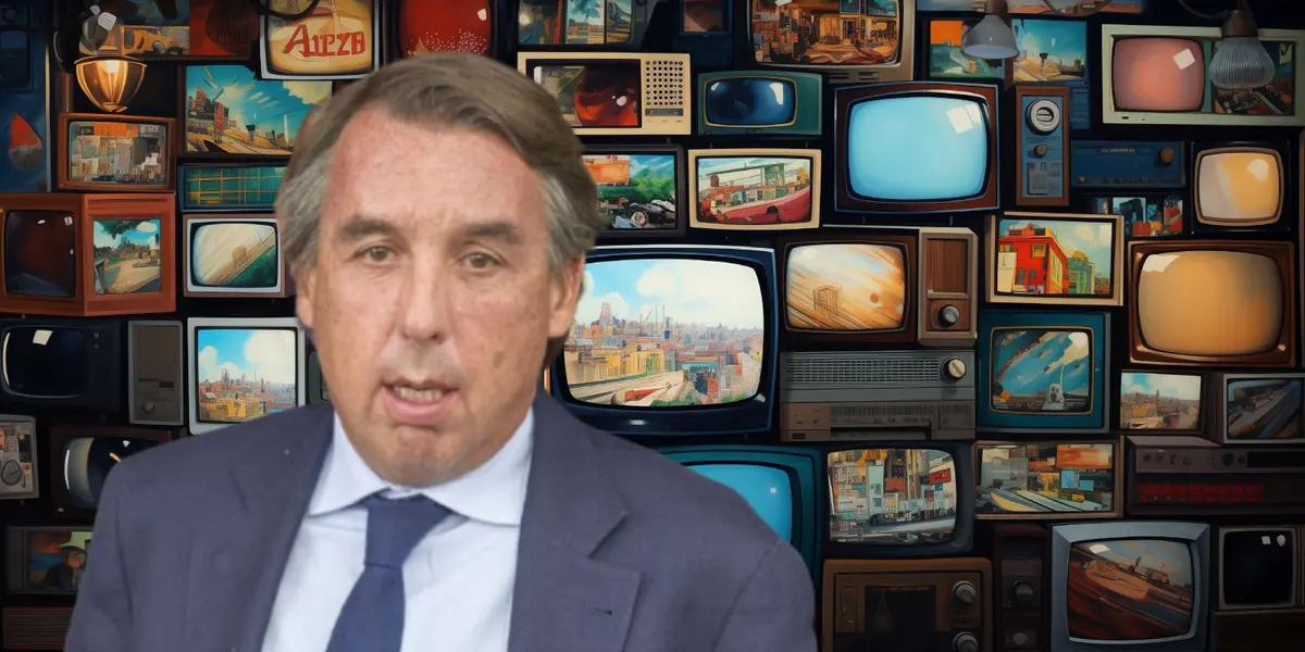 Emilio Azcárraga junto a televisores / FOTO BOLAVIP