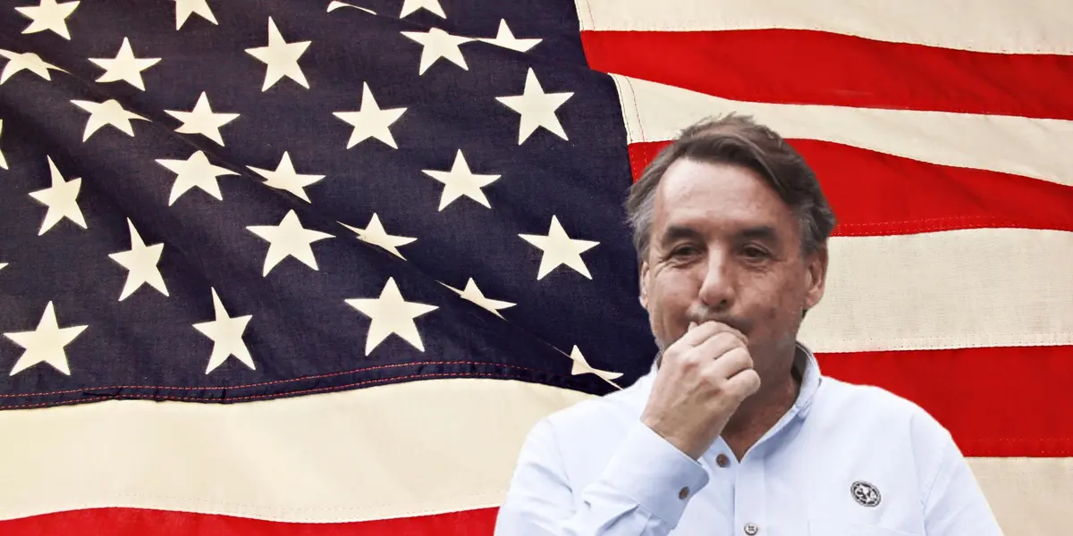 Emilio Azcárraga serio y bandera de Estados Unidos/Foto Pexels.