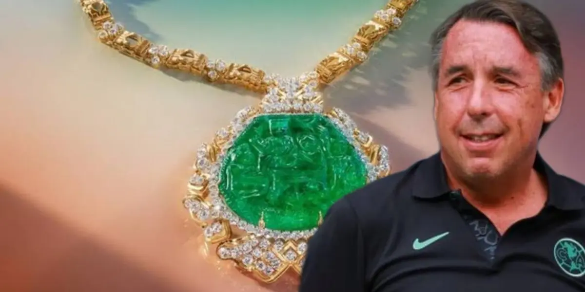 Emilio Azcárraga sonriendo y en el fondo una joya / Foto Mexsport