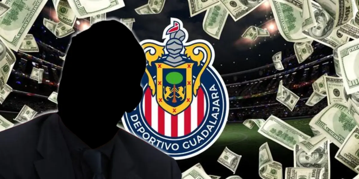 Empresario incógnito junto al escudo de Chivas / FOTO RÉCORD