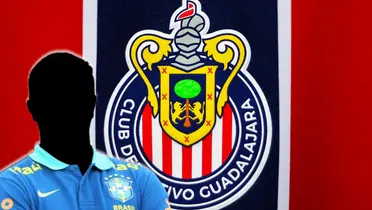 Entrenador incógnito de Brasil junto al escudo de Chivas / FOTO JUAN FÚTBOL
