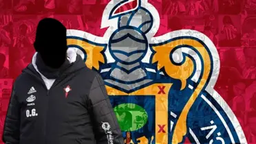 Entrenador incógnito del Celta de Vigo junto al escudo de Chivas / FOTO CONEXIÓN DEPORTIVA